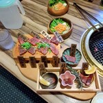 炭火焼肉 丸勢 - 手前がタン、後ろがヒレで、名札がついています。