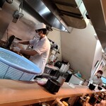 とんかつ目黒こがね - 手前の水色のザルはキャベツ入れです。お弁当もあるようです