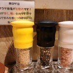 とんかつ目黒こがね - 使いませんでしたが、ゴマやコショウもあります