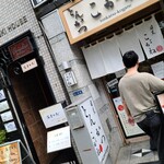 とんかつ目黒こがね - 先に7人立っていましたが、行列に並んだのは5分程度です。動き出すとすぐです