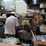 とんかつ目黒こがね - 機械でキャベツを千切りし、水にさらし、後で手で丁寧にほぐします