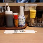 とんかつ目黒こがね - 左からトンカツソースに梅ドレッシング。七味唐辛子は豚汁にかけました。