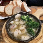 肉バル 栗坊 - えびとブロッコリーのアヒージョ