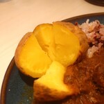 熟成スパイス薬膳カレーと生プリンの店 ８こまち。 - 茹でたジャガイモ