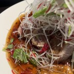 モデスティ - 山盛り野菜の中にマグロが入ってます