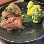 炭火焼肉 勇 - 厚切りたんよりワサビが目立つ　ある意味サビが効いてる