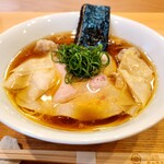 飯田商店 - わんたん入りしょうゆらぁ麺