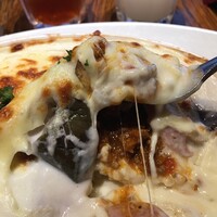 渋谷アチェーゾ - スパイシーボロネーズ　ソーセージと茄子のドリア　1,100円　持ち上げるとチーズがビヨーン