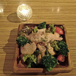 アネア　カフェ - スモークチキンとブロッコリー