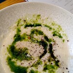 コムトゥヴ - とても丁寧な作りのスープです♪ヽ(´▽｀)/爽やかな甘さの白桃の冷製スープ⭐️中にしっとりなめらかな博多地鶏の生ハム♡アーモンドの香ばしさ♪コンテのコクが加わって♫