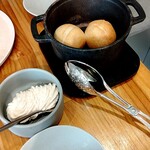 コムトゥヴ - 自家製焼き立てパンと自家製ホイップバターには京都の七味と山椒を混ぜ込んで♪