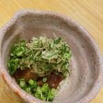 炭火割烹とも - カツオのにんにく醤油漬け
