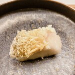 鮨処 凜 - サクサク香ばしい白甘鯛の松笠揚げをカラスミで