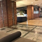 鮨処 凜 - 連れ合いとロビーで待ち合わせ