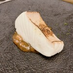 鮨処 凜 - 真魚鰹梅肉ソース掛け