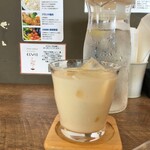 スープカレー&ダイニング エルビス - ランチタイムのドリンクサービス　今回はラッシー