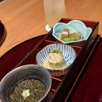 のどぐろ専門店 赤坂 かなめ - 本日の先付け３品
                      ✱鮑の旨煮　
                      ✱素麺の寄せ　
                      ✱もずく酢