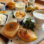 季より - 鰹だしをきかせた大根、無花果の隣はおかひじき、大豆味噌と茶碗蒸し