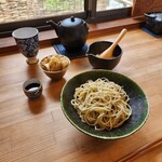 季より - 鬼おろし蕎麦  辛み大根と鰹節、生醤油をぶっかけます