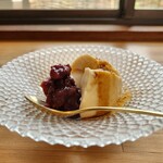 季より - 本日の甘味から選びました、峰岡豆腐・白小豆あんこに黒蜜添え