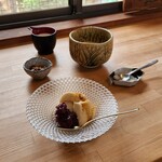 季より - いつも注文するコーヒー、甘味は峰岡豆腐。私はコーヒーに温めたミルクと黒糖をつけてもらいます、有難いです