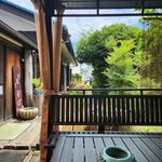 季より - 開店まではあずまやで待ちました