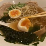 らーめん榎穏 - 味玉、割ったところ⭐︎