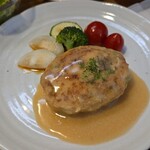 キッチン ブルー グローブ - 海老と枝豆のハンバーグのアップ