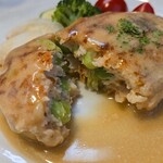 キッチン ブルー グローブ - ハンバーグをカット