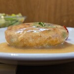 キッチン ブルー グローブ - 横から、ふっくらハンバーグ