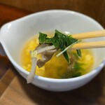 キッチン ブルー グローブ - 具沢山な卵スープ