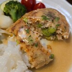 キッチン ブルー グローブ - ハンバーグをカット