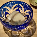 匠 進吾 - この蒸し鮑も、猛烈に美味しいんですけど(^^)
      鮑の出汁をジュレにするアイデア、素晴らしい！
      鮑自体によく絡むし、旨味をより豊かに感じます。
      進化してるなぁ。