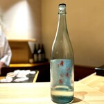 匠 進吾 - 阿部勘のラベルの裏面には、可愛い金魚が施されています。
      液面が下がってしまって、泳げていませんが(^^)