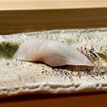 匠 進吾 - 握りは、旬の鱸から。
      忍ばせた木の芽が爽やかに、いいオープニングです。