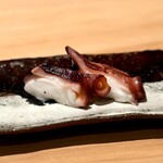 匠 進吾 - 産卵を終える夏と冬に、味が濃くなるという蛸。
      柔らかくて、噛むと滲み出す「らしさ」が心地良い。