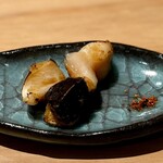 匠 進吾 - 焼きつぶ貝。
      生が大好きなつぶ貝ですが、焼きは初めて。
      旨味が凝縮されて、これはお酒が必須アイテムです。