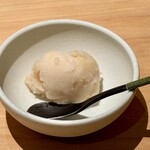 匠 進吾 - 桃のシャーベット。
      こちら、六本木の「パティスリーMAYO」さんのモノだそう。
      デザートまで手抜きナシですね♪