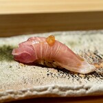 匠 進吾 - この縞鯵が、またまた絶品！！
      脂乗りが豊かで、味が濃い。旨味がどこまでも引っ張られます。
