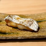 匠 進吾 - 太刀魚の一夜干し。
      いつもの酒盗醤油焼きよりも優しい味わいで、こちらの方が好みですね。