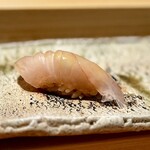 匠 進吾 - 本アラの昆布〆。
      味が乗ってるし、食感に「高級魚」感が出てます(^^)
      美味しい♪