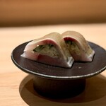 匠 進吾 - 酢〆の鯵。
      進吾さんの定番ですが、ガリ・胡瓜・大葉と青魚なんて、間違えようがありません！