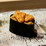 匠 進吾 - すでに、ここまでで満足度が相当高かったのですが、次のピークが待ってました！
      この、焼尻島からの紫雲丹。ヤバしです。
      紫を超えた濃厚さと旨味、最高♪