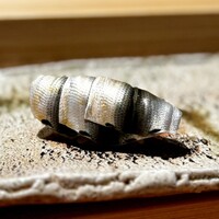 匠 進吾 - この季節の風物詩、シンゴちゃんが握るシンコ(^^)
                    身も皮目も柔らかくて、過去一のシンコかも♪
                    これは、本当に旨いわぁ。
