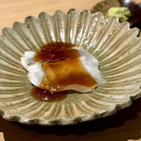 匠 進吾 - いきなり、めちゃめちゃ旨いハタ！
                    河豚の皮を思わせる旨味とゼラチン質、身はしっかりと旨味を湛えています。
                    ポン酢のジュレで、さっぱりいただけるのも良き♪