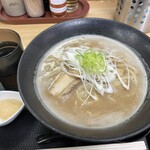 魔界ラーメン 月光 - ブタカツオラーメン（税込900円）。正式名称はブタカツオカキカニアサリコンブシイタケイワシショウユラーメン強襲型