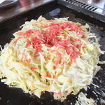 江戸前汽船 もんじゃ屋形船 - お好み焼き作成中