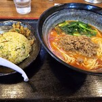 楽 - 担々麺(麺かため)　梅しらす半チャーハン