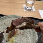 ひがしやま 司 - 骨周りの肉は特別美味しと感じます。豪快に手でいただきました。
