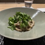 ひがしやま 司 - 鮎の和え麺　視覚で鮎と想像できませんが味覚で鮎を感じ意外性が楽しい御料理でした。鮎の内臓も全部ソースにして自家製蓮根麺に絡めたもの。セルバチコとの相性抜群。夏の食材の異なる苦味と苦味を重ねる大胆さ⭐︎